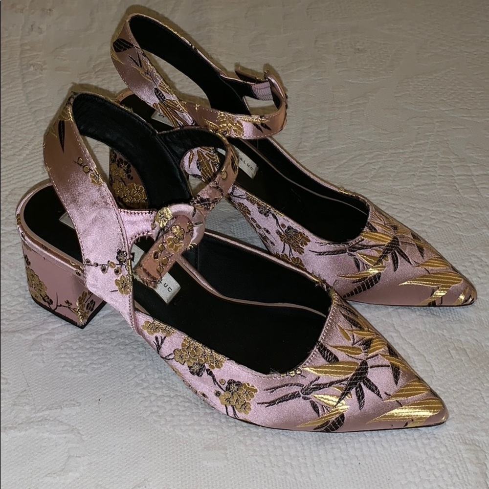 strappy block heels. Silk patterned.